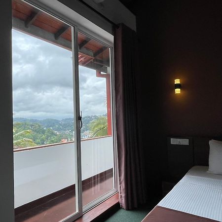 The Skydeck Kandy Esterno foto