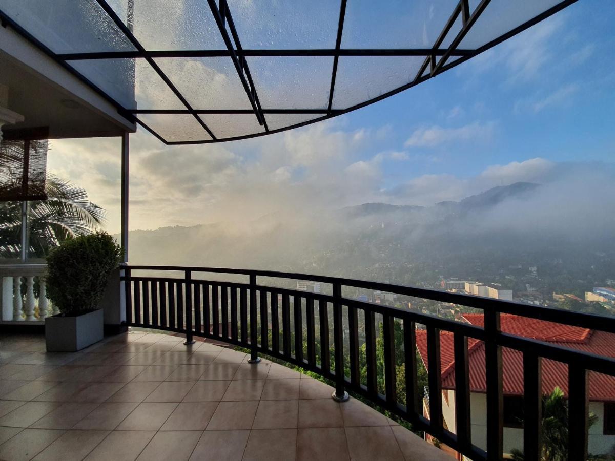 The Skydeck Kandy Esterno foto