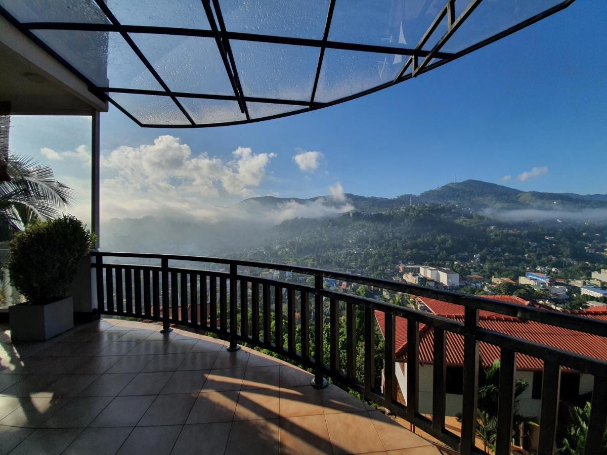 The Skydeck Kandy Esterno foto