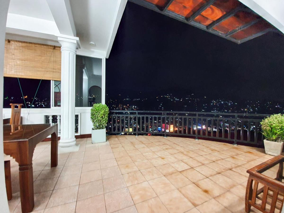The Skydeck Kandy Esterno foto