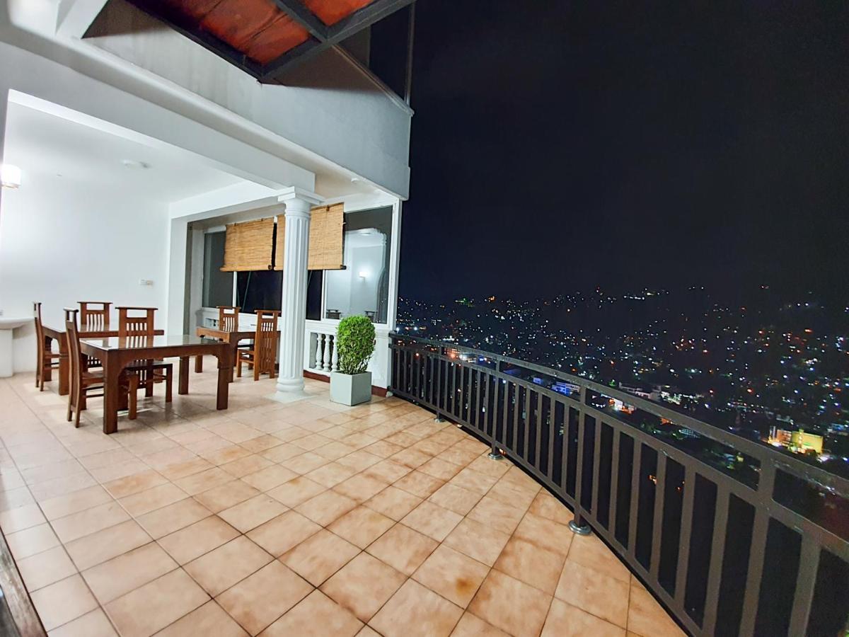 The Skydeck Kandy Esterno foto