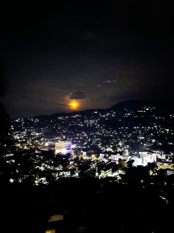 The Skydeck Kandy Esterno foto
