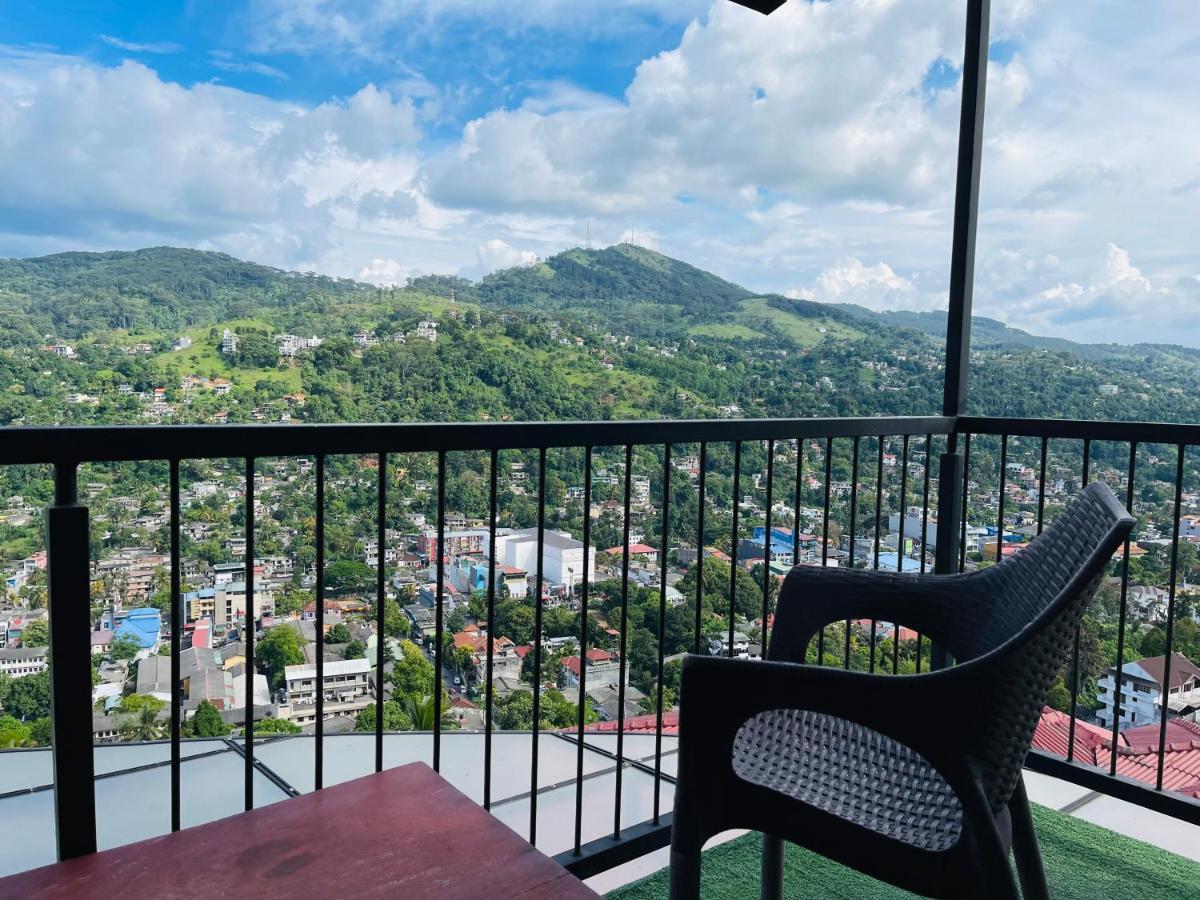 The Skydeck Kandy Esterno foto