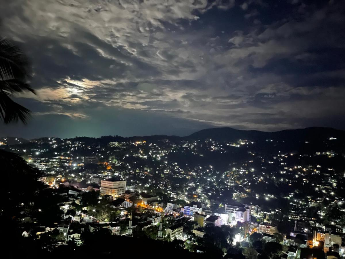 The Skydeck Kandy Esterno foto
