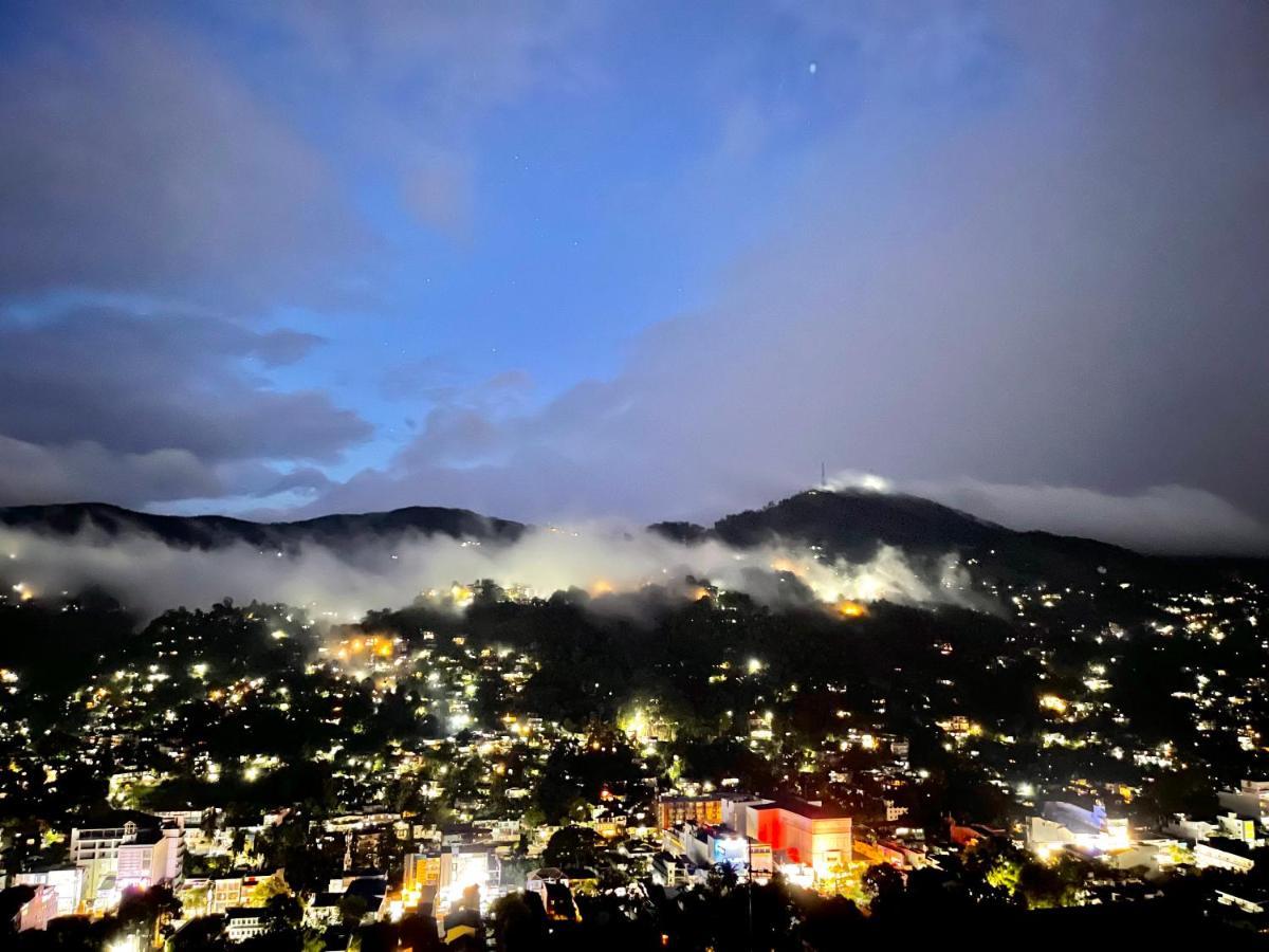 The Skydeck Kandy Esterno foto